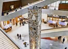 005 - foyer mit dem monolith dreamer